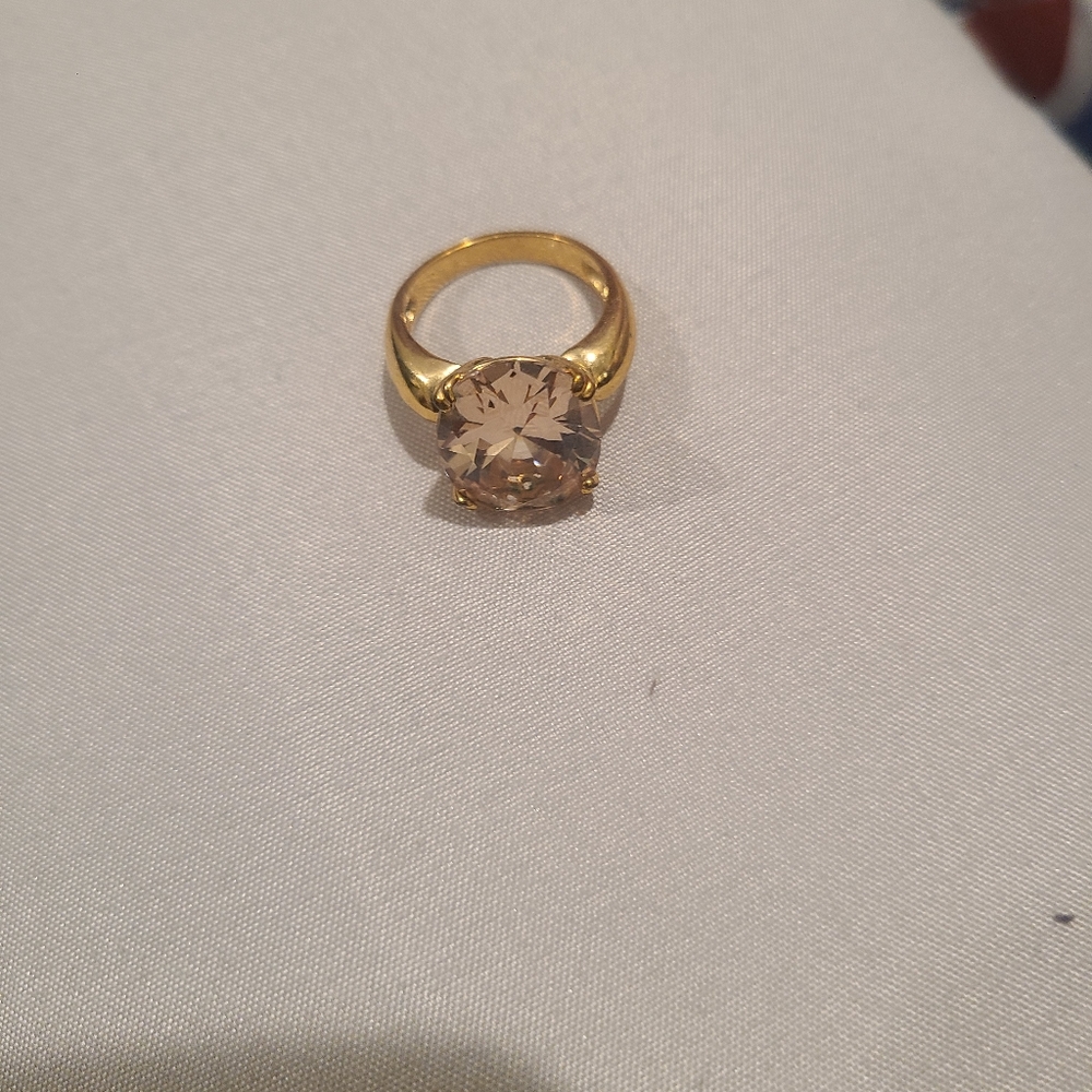 Elegant Gold Ring with Champagne Stone